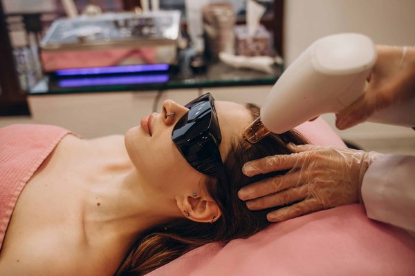 Quels jeux d'intelligence DIY peuvent stimuler un chat d'appartement âgé ?